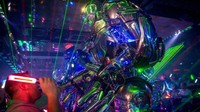 Tidak hanya robot dan pelayan seksi, ada juga robot tinggi dan kekar yang mirip seperti tokoh film robocop. Keren! (CNN)