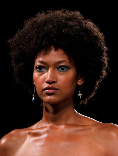 Tren Pakai Eyeliner Terbalik dari New York Fashion Week Spring/Summer 2018