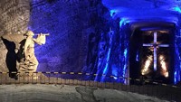 Di Cundinamarca, Kolombia, terdapat gereja bawah tanah bernama Salt Cathedral Of Zipaquira. Masuk ke sini, benar-benar seperti di sebuah gua, namun terlihat indah karena ukiran dan lampunya yang menyala (Instagram/maracacol)