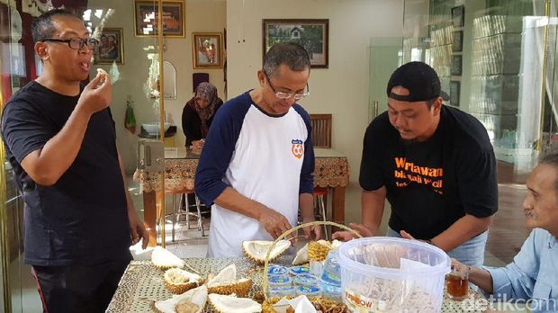 Dahlan Iskan menikmati durian merah Banyuwangi dengan kolega/