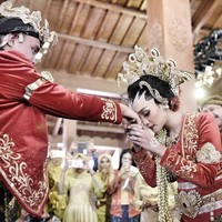 Mazaya Zhafarina Nur mencium tangan pria yang sudah resmi menjadi suaminya, Aldhino Prima atau akrab disapa Aldhi. Foto: Dok. Instagram Rio Motret dan Lemotionphoto