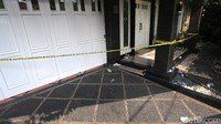 Pengusaha garmen ini dibunuh usai salat Maghrib. aksi brutal dilakukan mulai dari membenturkan kepala korban Zakiah Husni ke lantai, dipukul besi, diseret hingga dibungkus bedcover. Sekitar 30 menit kemudian korban Husni Zarkasih pulang dan ikut dihajar. (Foto: Ari Saputra)