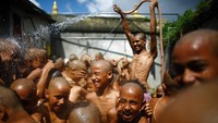 Festival ini dikenal dengan Janai Purnima atau Festival Benang Suci. Festifal ini dilakukan oleh laki-laki yang masuk usia dewasa (Navesh Chitrakar/Reuters)