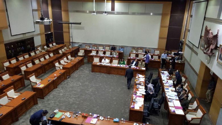 DPR Setujui 5 Calon Hakim Agung Usulan KY DPR Setujui 5 Calon Hakim Agung Usulan KY