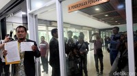 Sebelumnya, Fadli mengonfirmasi bahwa ia yang meneken surat tersebut karena posisinya sebagai Wakil Ketua DPR bidang politik, hukum, dan keamanan. Fadli yakin, surat tersebut tak melanggar aturan.