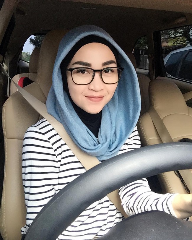 Pelawak legendaris Indonesia yang tergabung dalam grup lawak Warkop DKI, Indro, memiliki putri cantik bernama Hada Kusumonegoro. Foto: Instagram