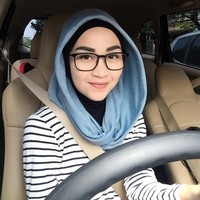 Pelawak legendaris Indonesia yang tergabung dalam grup lawak Warkop DKI, Indro, memiliki putri cantik bernama Hada Kusumonegoro. Foto: Instagram