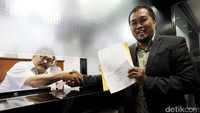 Laporan ini atas sikap Fadli Zon yang menandatangani surat Pimpinan DPR kepada KPK terkait penundaan pemeriksaan Setya Novanto pada kasus e-KTP.