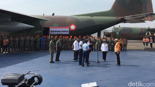 Jokowi saat melepas bantuan untuk Rohingya