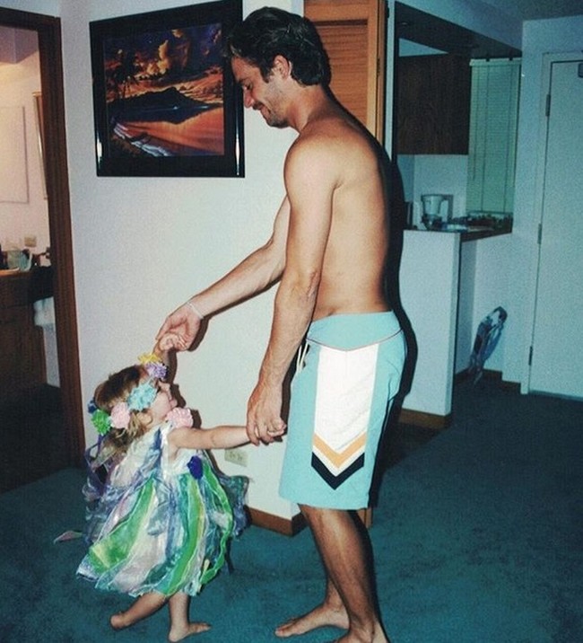 Tinggalkan seorang panutan di usia yang masih remaja, tampaknya masih sering membuat Meadow galau. Sebagai bukti cintanya pada sang ayah, Meadow kerap menampilkan foto throwbacknya bersama papa tercinta.  Foto: Dok. Instagram/meadowwalker