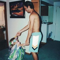 Tinggalkan seorang panutan di usia yang masih remaja, tampaknya masih sering membuat Meadow galau. Sebagai bukti cintanya pada sang ayah, Meadow kerap menampilkan foto throwbacknya bersama papa tercinta.  Foto: Dok. Instagram/meadowwalker