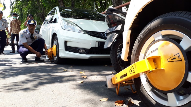 Parkir Sembarangan, Lima Mobil Digembok Parkir Sembarangan, Lima Mobil Digembok