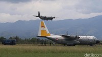 Pesawat ketiga dengan nomor A-1319 kemudian turun berselang dua menit (Foto: Agus Setyadi).