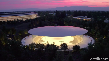 Penampakan Steve Jobs Theatre jelang pagi hari. 