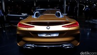 Mobil juga memiliki ciri khas roadster klasik seperti sumbu roda panjang dan siluet mengalir dengan bagian belakang yang kompak diperkaya dengan ciri desain kontemporer dari BMW.