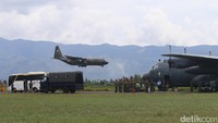 Sedangkan pesawat terakhir dengan nomor A-1326 mendarat sekitar pukul 14.40 WIB. Ketika menyentuh landasan, pintu samping belakang pesawat terbuka dan seorang personel TNI berdiri (Foto: Agus Setyadi).