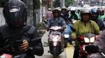Hindari Macet dan Bekas Galian, Pemotor Terobos Trotoar