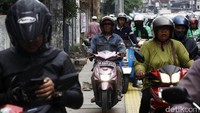 Pemotor nekat melintasi trotoar, Selasa (13/9/2017).