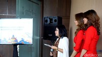 Dendy menyebut bahwa jumlah penumpang wisman yang diangkut perusahaannya mengalami peningkatan signifikan. Dua pramugari nampak menyimak penjelasannya (Masaul/detikTravel)