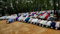 Para pengungsi saat menunaikan salat Id pada Idul Adha tahun ini. Foto: REUTERS/Mohammad Ponir Hossain