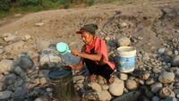 Badan Penanggulangan Bencana Daerah (BPBD) Kabupaten Bekasi mencatat sebanyak lima Kecamatan di wilayah tersebut dilanda kekeringan, dan diprediksi berlangsung selama musim kemarau panjang hingga Oktober 2017.  (Foto: ANTARA FOTO/Risky Andrianto)