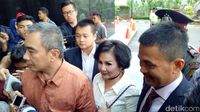 Diperiksa KPK, Artalyta Lempar Senyuman dan Lambaikan Tangan