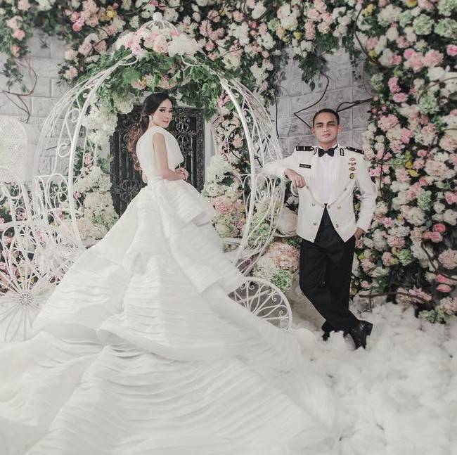 Mazaya Zhafarina Nur Islami atau akrab disapa Aya resmi dinikahi kekasihnya Aldhino Prima, seorang anggota kepolisian yang bertugas di Pekanbaru, pada 9 September 2017. Foto: Dok. Instagram Rio Motret dan Lemotionphoto