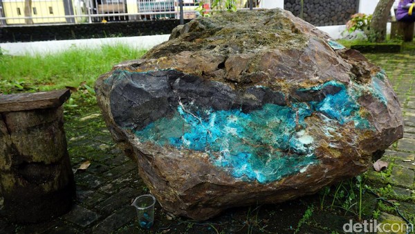 Foto: Batu Bacan Seberat 1,5 Ton