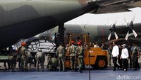 Bantuan dinaikkan ke atas pesawat Hercules.