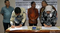 Direktur Utama PT Kimia Farma Honesti Basyir didampingi Direktur Keuangan Kimia Farma IGN Suharta Wijaya berbincang dengan Direktur PT BNI Sekuritas Reza Benito Zahar Direktur PT Mandiri Sekuritas Heru Heru Handayanto, Direktur PT Indo Premier Securities Rayendra A.M.H.L Tobing, dan Wakil Pemimpin Divisi Internasional PT BNI (Persero) Tbk Roosmayani Sugihartati usai penandatanganan Perjanjian Penerbitan dan Penunjukan Agen Pemantau MTN Tahap I Tahun 2017 di Jakarta, Rabu (13/9/2017).