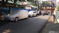 Siswi SD itu kemudian dibekap seorang pria yang sudah tua. Lokasi percobaan penculikan ini masih di depan sekolah.