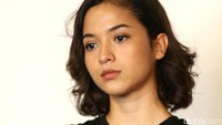 Meski bengong, ia tetap terlihat cantik ya? Pool/Palevi S/detikFoto.