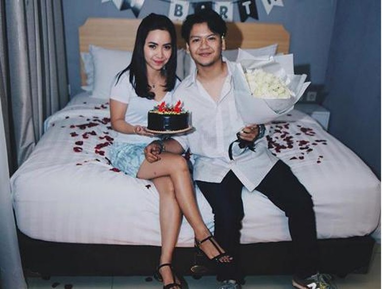 Ilham SM*SH Bantah Menikah karena Pacar Hamil Duluan Ilham SM*SH Bantah Menikah karena Pacar Hamil Duluan