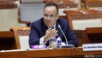 Sebelumnya, Komisi Yudisial (KY) telah menyerahkan lima calon hakim agung kepada DPR. Wakil Ketua DPR Fahri Hamzah saat itu menerima perwakilan dari KY.