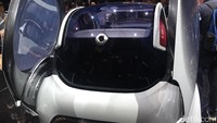 Secara umum, desain mobil ini cukup imut. Headlamp LED yang dimilikinya tidak hanya berfungsi untuk penerangan, tapi juga bisa menampilkan berbagai ekspresi seperti mata berkedip.