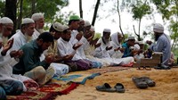 Mereka memanjatkan doa setelah salat Id. Foto: REUTERS/Mohammad Ponir Hossain
