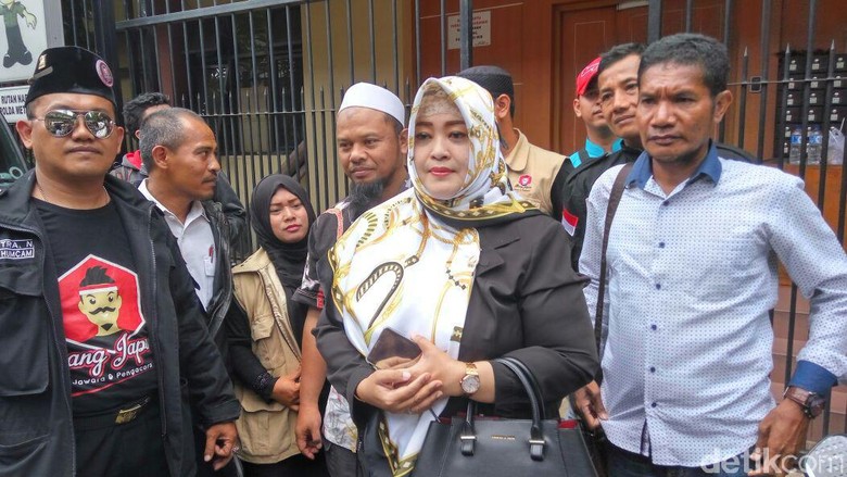 Besuk Asma Dewi, Fahira: Kata Adiknya, Tak Mungkin Punya Rp 75 Juta Besuk Asma Dewi, Fahira: Kata Adiknya, Tak Mungkin Punya Rp 75 Juta