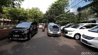 Parkir liar ini akan mengganggu pengendara yang melintas.