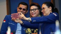 Basaria Pandjaitan berselpie dengan politisi demokrat termasuk Sekjen Partai Demokrat Hinca Pandjaitan.