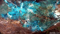 Dari dekat, kita bisa melihat warna asli dari batu ini. Hijau kebiruan. Kalau sudah jadi batu cincin, warnanya pasti cantik sekali (Wahyu/detikTravel)