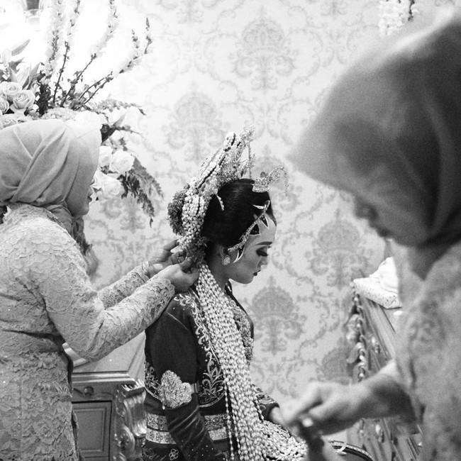 Ini adalah potret di belakang layar sebelum Aya menjalani prosesi adat Panoragan. Tampak hiasan melati menjuntai di rambutnya yang telah dikonde. Foto: Dok. Instagram Rio Motret dan Lemotionphoto