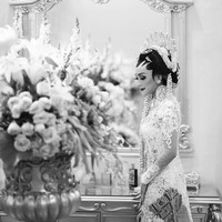 Saat akad nikah, Aya dibalut kebaya putih rancangan Intan Avantie. Untuk foto-foto pernikahannya, Aya mempercayakan fotografer Rio Motret dan Lemotionphoto. Foto: Dok. Instagram Rio Motret dan Lemotionphoto