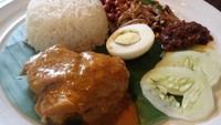 Ini nasi lemak buatan restoran Lemongrass di Bogor. Lauknya bisa memilih rendang atau kari ayam. Makin enak dengan pelengkap teri kacang, telur rebus, sambal dan mentimun. Foto: dok. detikFood
