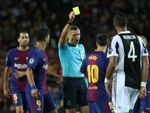 Messi Minta Pjanic Dikartu Kuning, Wasit Beri Kartu... untuk Messi