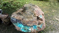 Batu bacan berukuran jumbo ini diletakkan di depan halaman Kedaton Kesultanan Bacan. Karena warga sangat hormat kepada Sultan Bacan, batu ini pun aman dari tangan-tangan jahil yang hendak mencurinya (Wahyu/detikTravel)