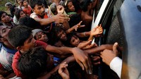 Mereka bahkan berebut makanan bantuan yang disalurkan oleh berbagai lembaga/negara. Foto: REUTERS/Mohammad Ponir Hossain