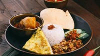 Yang ini nasi lemak buatan Penang Paradise. Lauknya bisa pilih gulai atau rendang. Semakin enak dimakan dengan telur dadar dan sambal. Foto: Penang Paradise