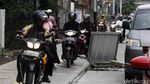 Hindari Macet dan Bekas Galian, Pemotor Terobos Trotoar