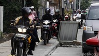 Iring-iringan pengendara sepeda motor yang melintas di trotoar Jatinegara.