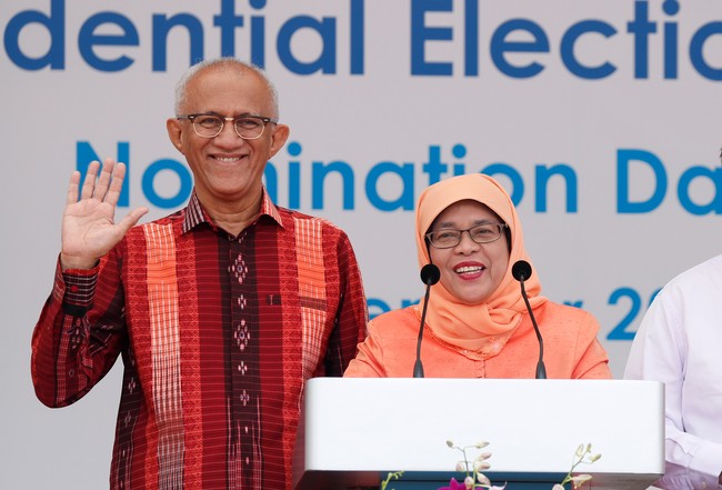 Riasan wajah Halimah Yacob pun tampak sederhana. Ia hanya memulaskan lipstik merah untuk membuat wajahnya terlihat lebih segar. Foto: REUTERS/Edgar Su